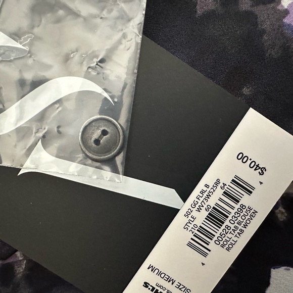 Simply Vera Wang Roll Tab Sleeves V-Neck NWT - Picture 5 of 7